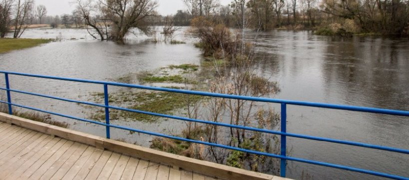 Bzura wylewa, gmina Młodzieszyn zamknęła mosty