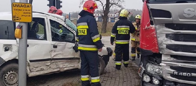 Topołowa: zderzenie auta osobowego w ciężarówką