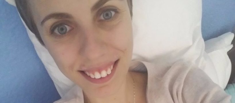 Alicja musi przyjąć nowy lek: pomagamy