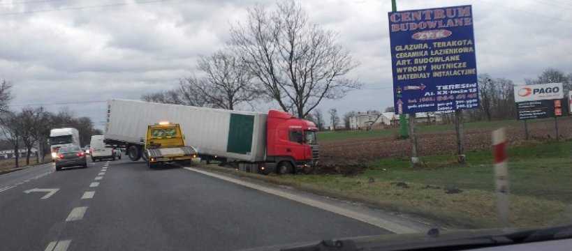 Topołowa: zagadkowy ciągnik w rowie