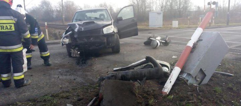 Kompletnie pijany kierowca wjechał w rogatki kolejowe