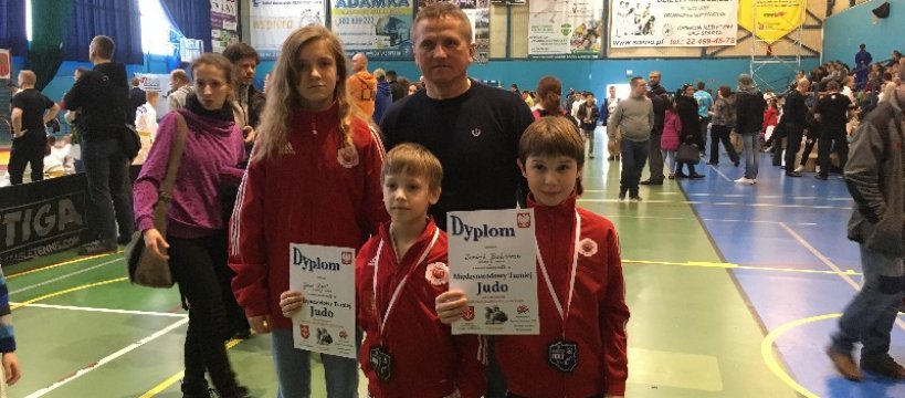 Zawodnicy "Siódemki" Sochaczew na podium podczas ostatnich dwóch turniejów.