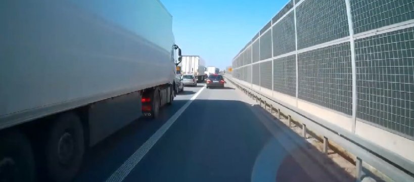 Pełen napięcia film z dojazdu straży do wypadku.