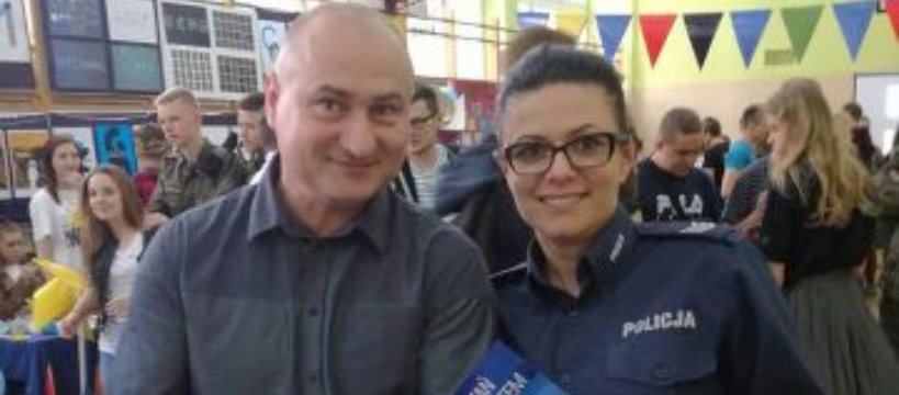 Policjanci zachęcali uczniów Iwaszkiewicza aby wstąpili do służby 