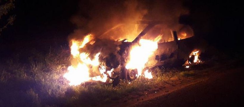 Płonące auto w Guzowie