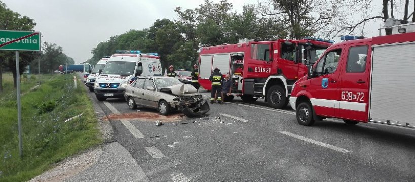 Poważny wypadek na drodze do Paprotni 