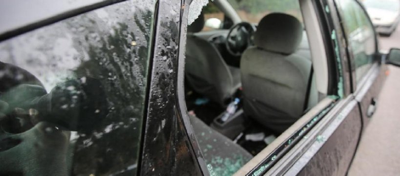 Wybił prawie wszystkie szyby i ukradł pieniądze oraz telefon