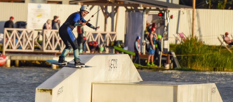 Wakeboard i narty wodne - atrakcje na wakacje