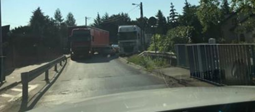 Most w Chodakowie - utrudnienie ruchu przez samochody ciężarowe 
