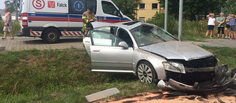 Rozbite Audi w przydrożnym rowie