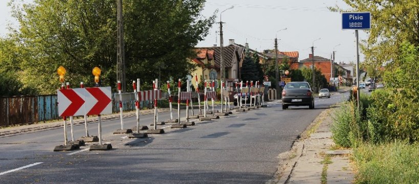 Odsłonięcie tabliczki z nazwą patrona na moście w Boryszewie 