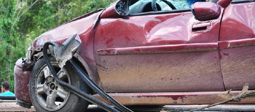 Wypadek drogowy pod Rybnem: dachowanie pojazdu 