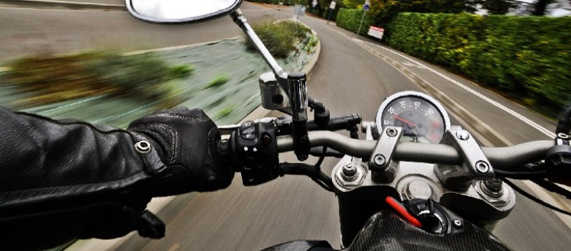 Pościg za motocyklistą: kierowca zatrzymany w polu kukurydzy 