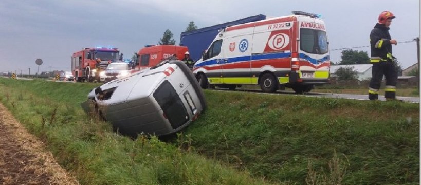 Wypadek w miejscowości Giżyczki - samochód w przydrożnym rowie