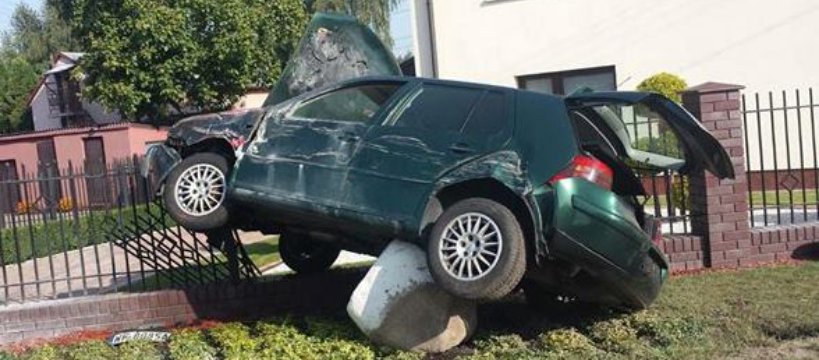 Kolizja oraz pożar auta w Paprotni