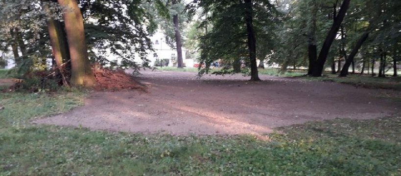 Zagadkowe prace za szkołą muzyczną