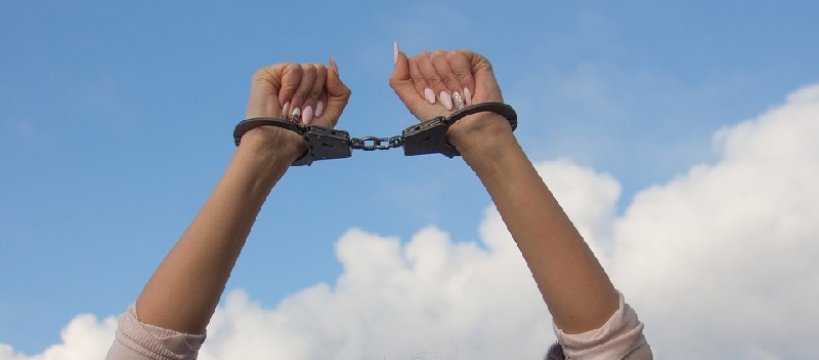 Przywłaszczała pieniądze i fałszowała umowy: menedżerce klub grozi do 8 lat więzienia
