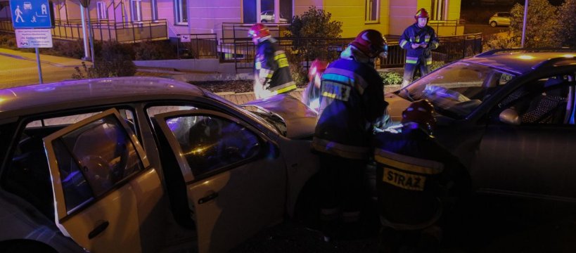 Czołowe zderzenie dwóch samochodów na Kochanowskiego - nocna akcja strażaków