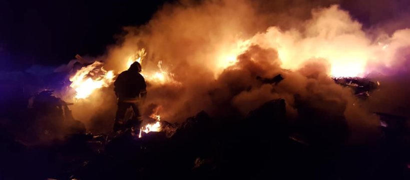 Nocny pożar wysypiska śmieci w Topołowej