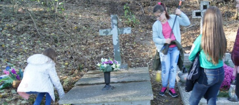 Sprzątanie opuszczonych grobów na cmentarzu w Kamionie