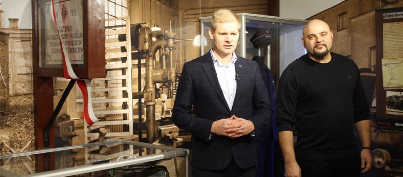 Pamiątkowa tablica w Muzeum Kolei Wąskotorowej