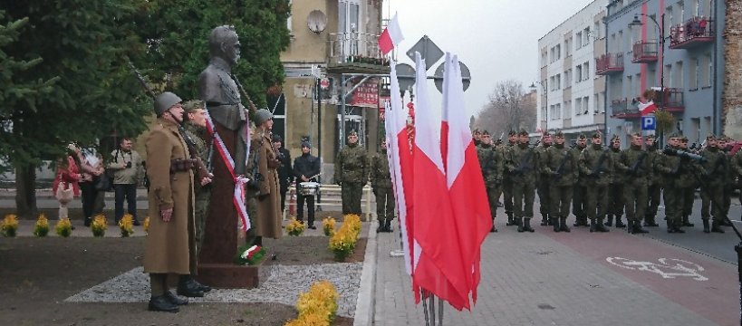 Święto Niepodległości w Sochaczewie – pomnik marszałka Piłsudskiego 