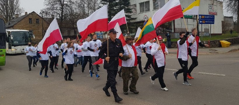 Sochaczewianie na Rossie w Wilnie ze Sztafetą Niepodległości