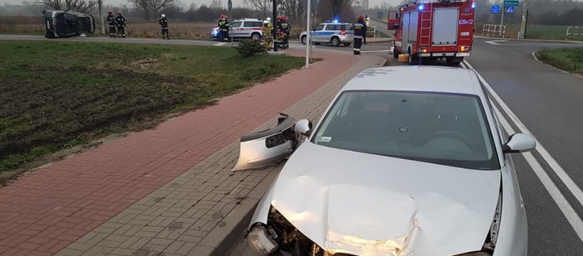 Kolizja dwóch samochodów na skrzyżowaniu w Szymanowie 