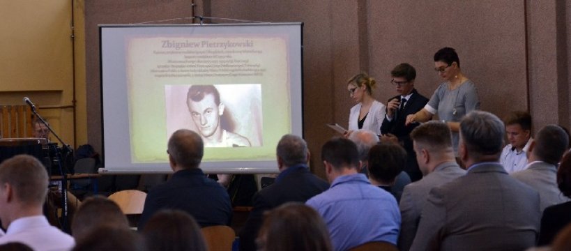Zakończyli i rozpoczęli