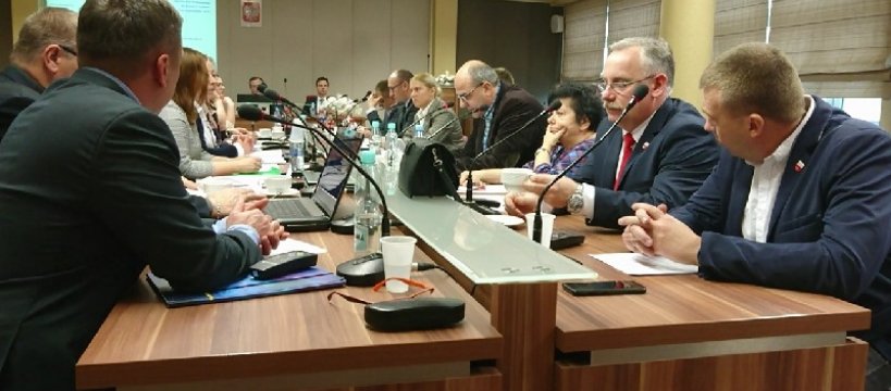 Kluby radnych składają wnioski oraz poprawki do protokołu 