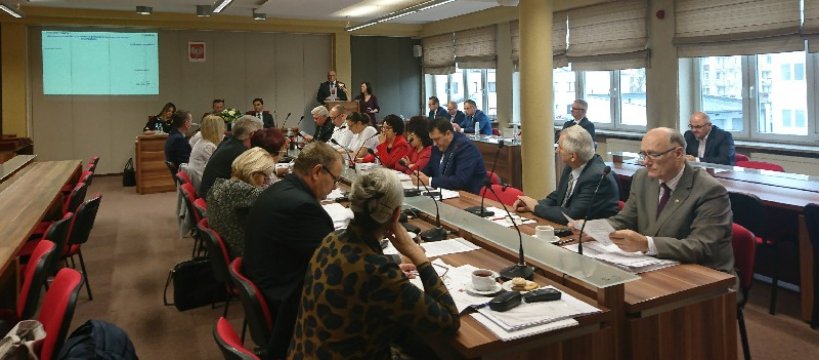 Transmisje sesji rad gmin, miasta i powiatu – gdzie szukać informacji