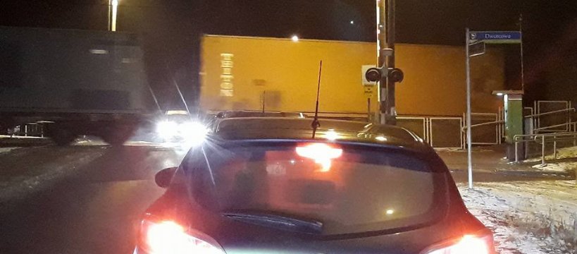 Pociąg na otwartych rogatkach – strzeż się przejazdów 