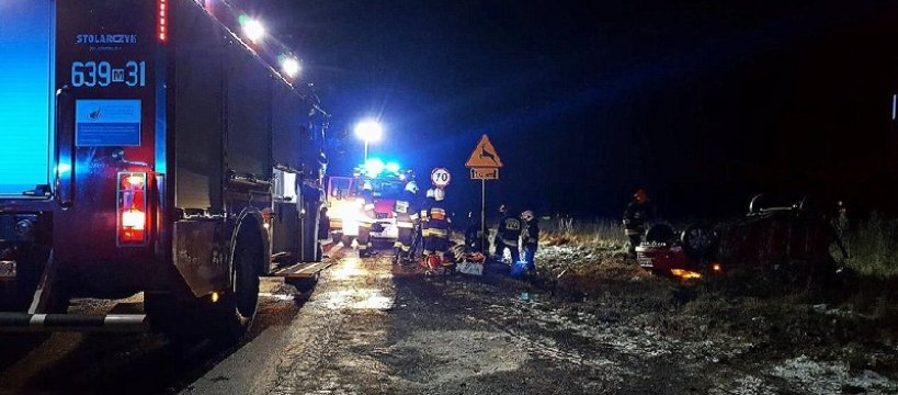 Dachowanie samochodu osobowego w Rybnie – poszkodowani trafili do szpitala