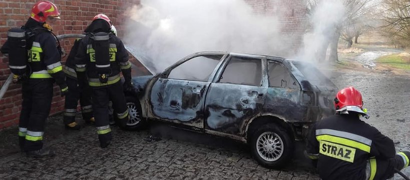 Pożar auta osobowego pod bazyliką w Brochowie