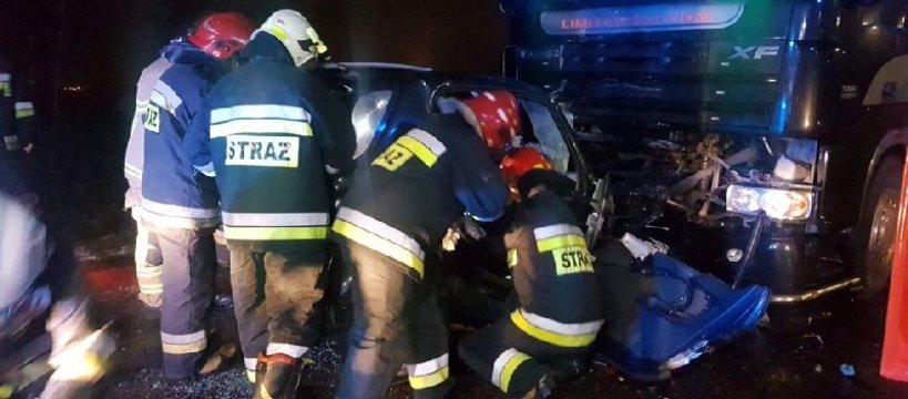 Wypadek auta osobowego z ciężarowym 