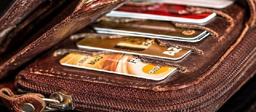 Poszukiwany nakazem mężczyzna okradł samochód 