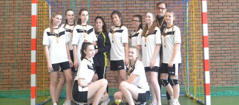 Dziewczęta SP Iłów z brązowym medalem w zawodach międzypowiatowych – piłka ręczna 
