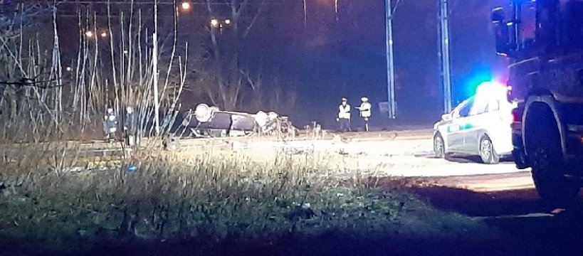 Pościg za złodziejem zakończony dachowaniem na torach kolejowych