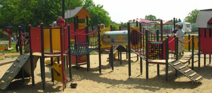 Nowe urządzenia na placu zabaw przy 1 Maja oraz Kozubowskiego