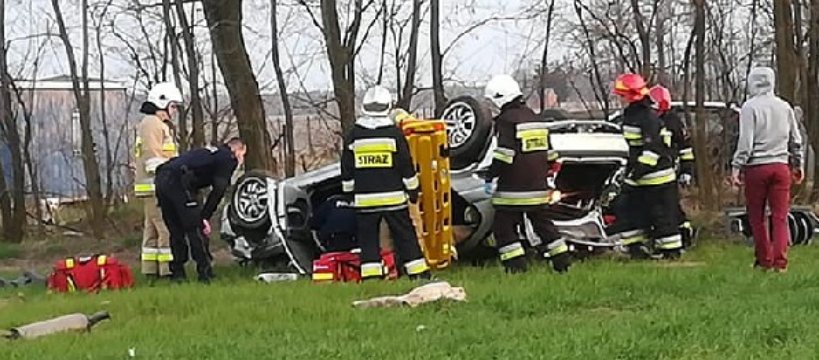Przygniotło go własne auto- finał dachowania w Marysinku