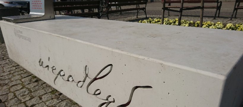 Ławka Niepodległości - wygląda coraz gorzej  