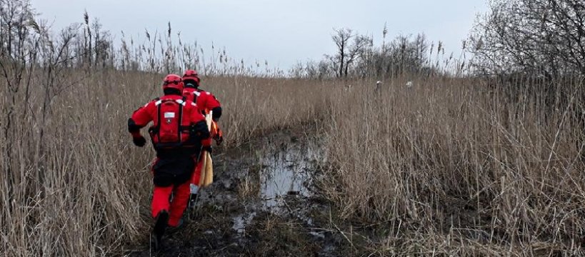 Wypadli z łódki na mokradłach