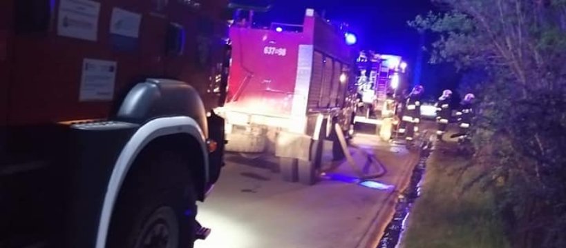 Płonący garaż na ul. Krótkiej w Sochaczewie