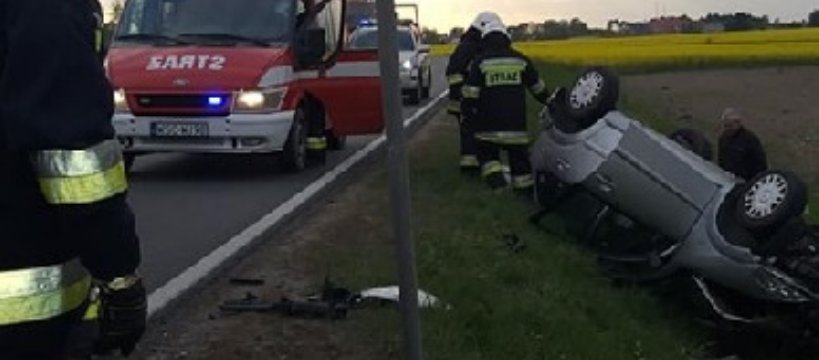 Wypadek w Giżyczkach- samochód dachował w rowie