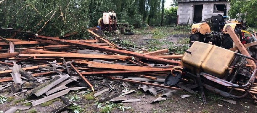 Zerwany dach sklepu, połamane drzewa