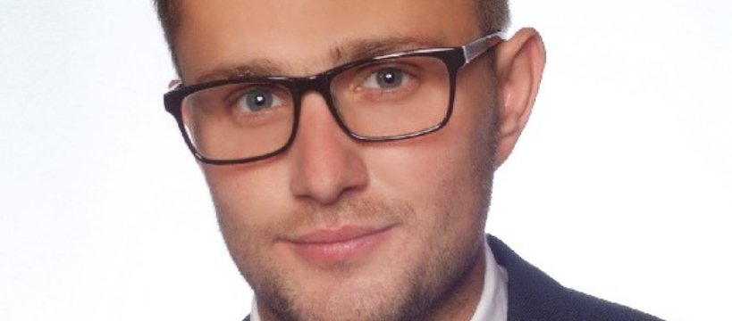 Wójt Rybna Damian Jaworski przekazuje pieniądze dla gminy 