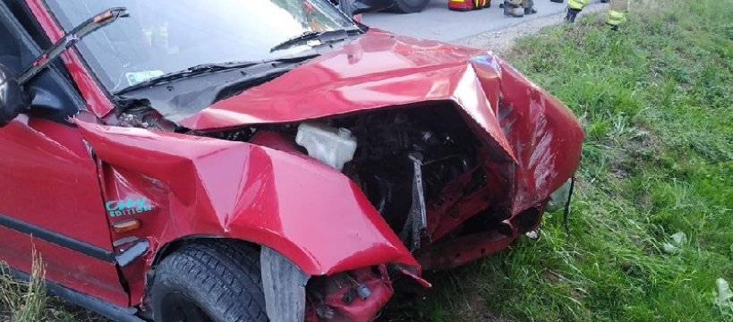 Samochód uderzył w drzewo w miejscowości Seroki Parcel 