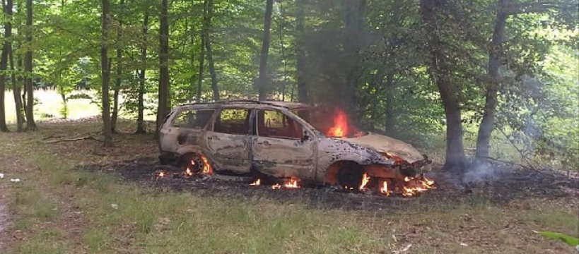 Pożar samochodu osobowego w lesie 