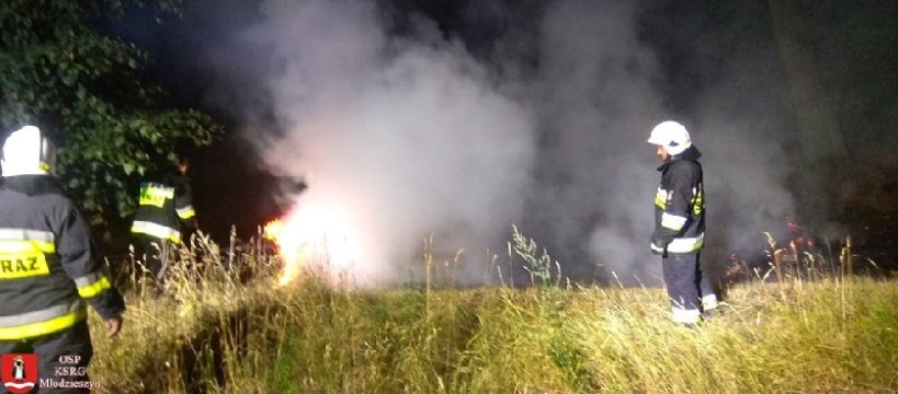 Ogień zablokował drogę z Witkowic w kierunku Stefanowa