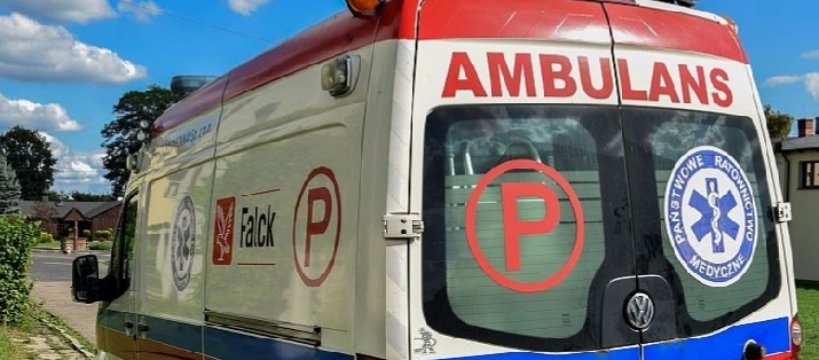 Strażacy pomogli wyciągnąć uwięzioną karetkę